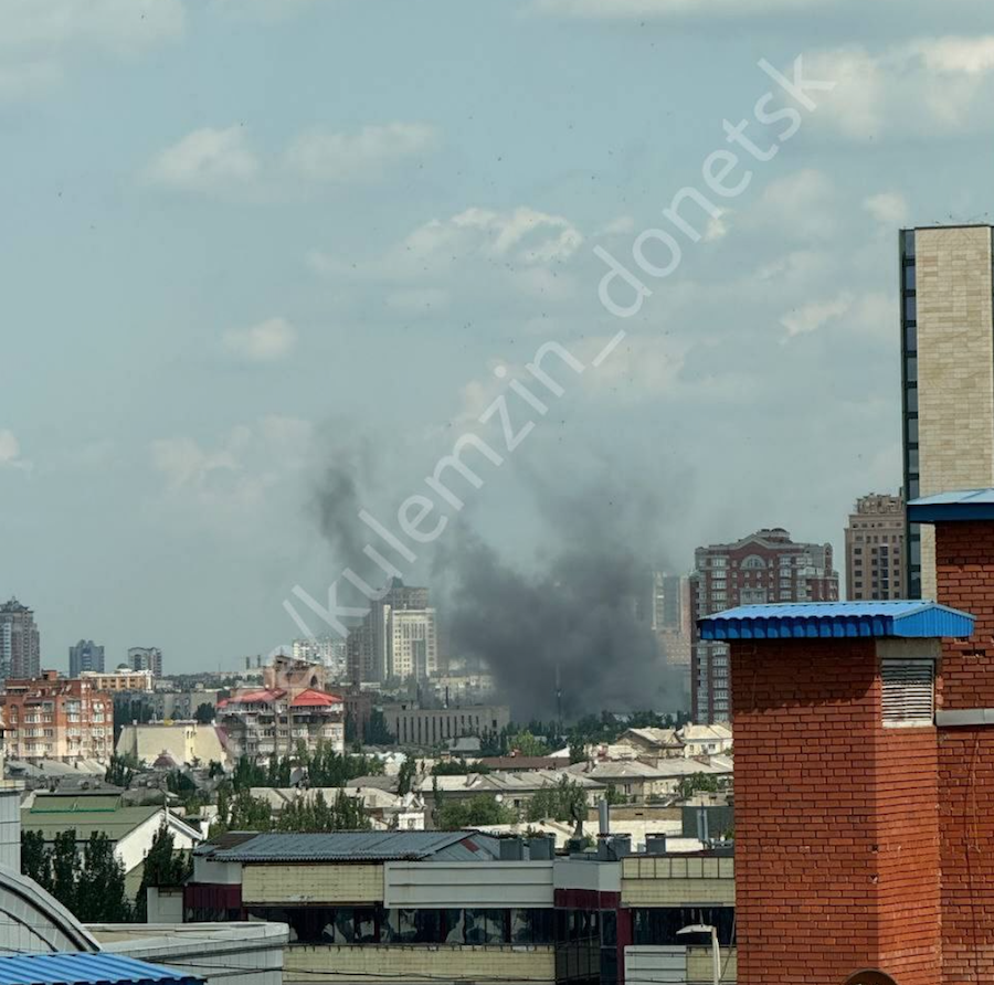 В окупованому Донецьку прогримів вибух. Опубліковано відео пожежі в центрі міста