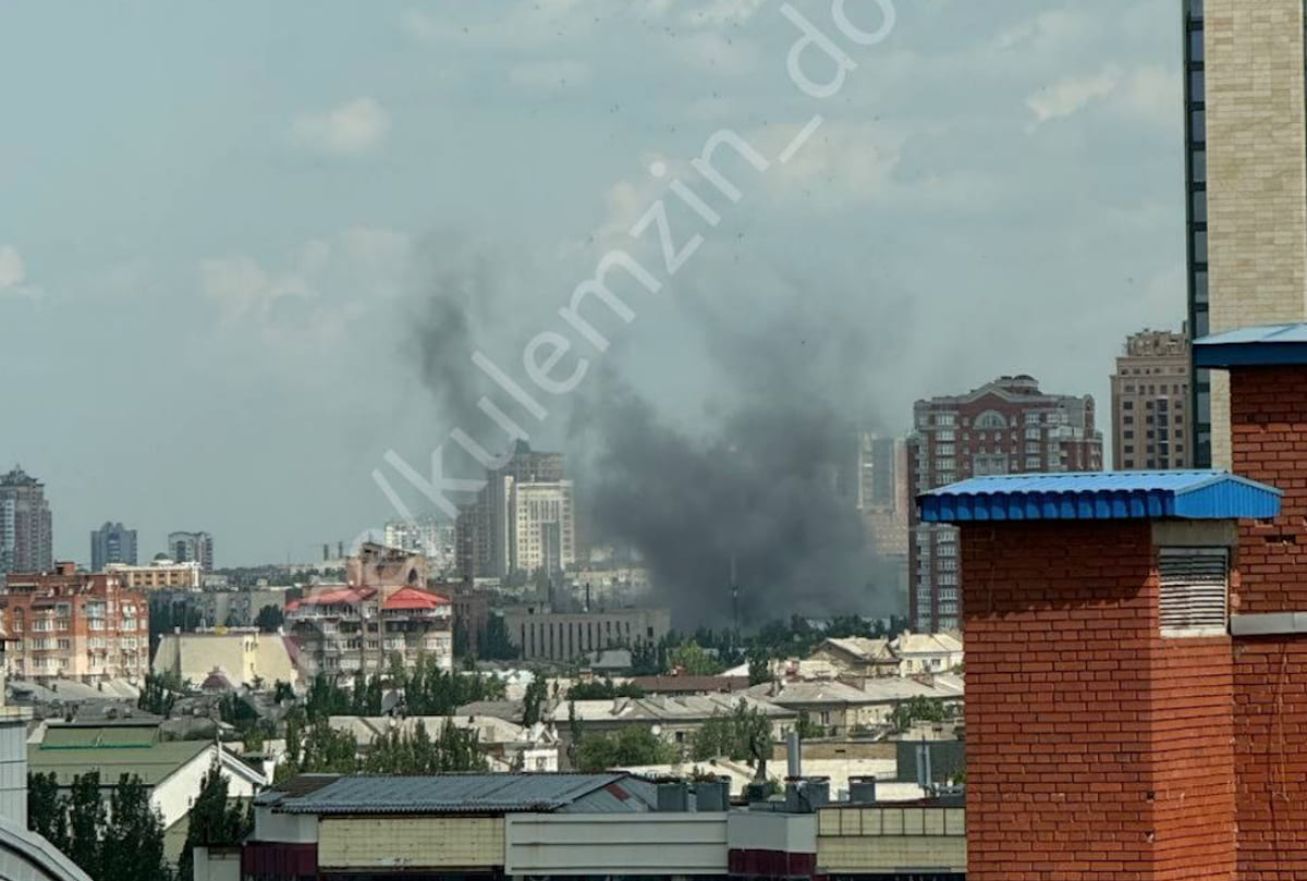 В окупованому Донецьку прогримів вибух. Опубліковано відео пожежі в центрі міста