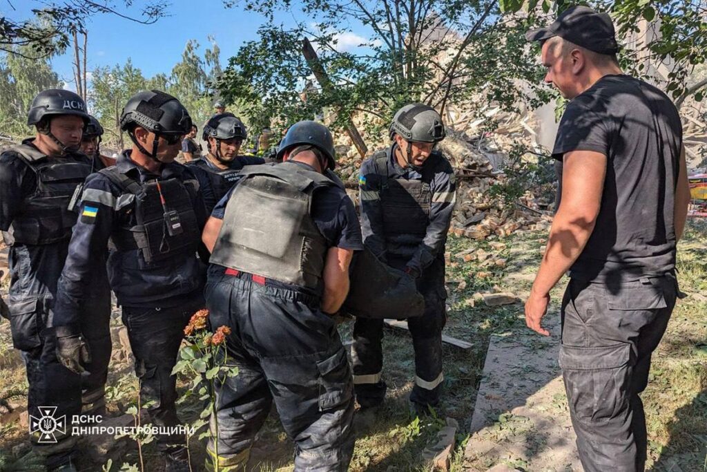 Російські окупанти вдарили по Кривому Рогу. Рятувальники показали, як розбирають завали