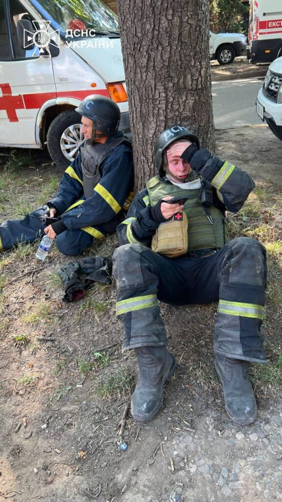 Російські окупанти вдарили по Кривому Рогу. Рятувальники показали, як розбирають завали