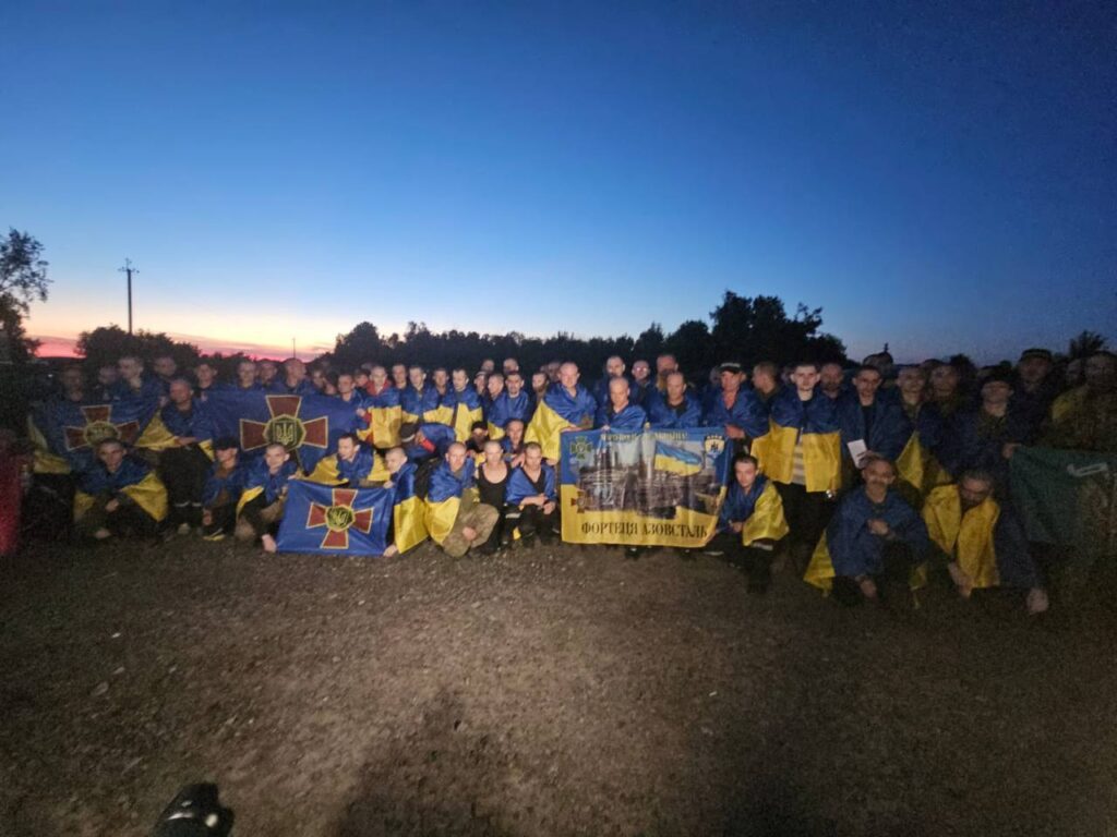 Відбувся обмін полоненими. Додому вдалося повернути 90 українців. Опубліковані фото
