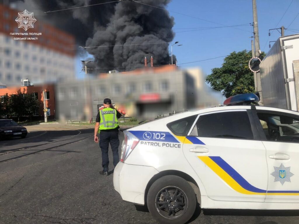 Росіяни обстріляли цивільну інфраструктуру Одеси. Горіло складське приміщення