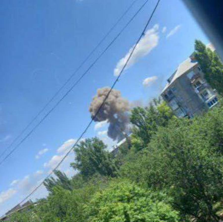 В окупованому Первомайську прогримів вибух, після “прильоту” почалася пожежа