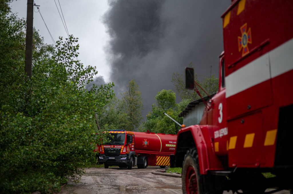 З’явилися фотографії ліквідації пожежі на промисловому об’єкті на Київщині, куди влучили російські ракети