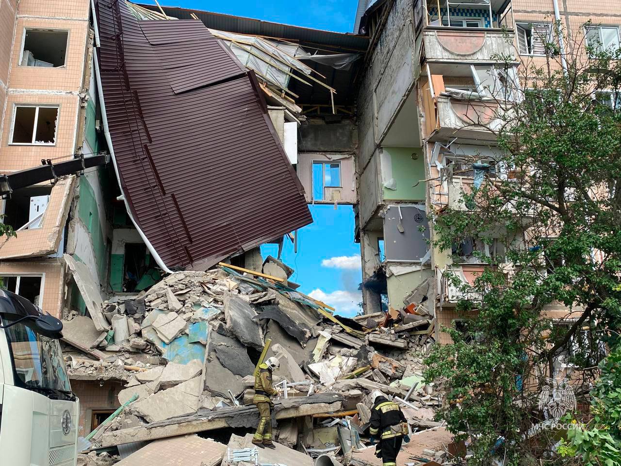 У російському Шебекіно обрушився під’їзд житлового будинку. Опубліковані фотографії