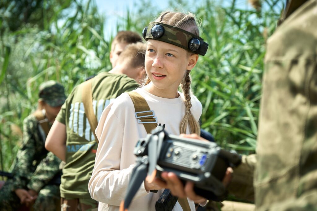 У Росії показали, як вчили українських дітей користуватися гвинтівками та дронами
