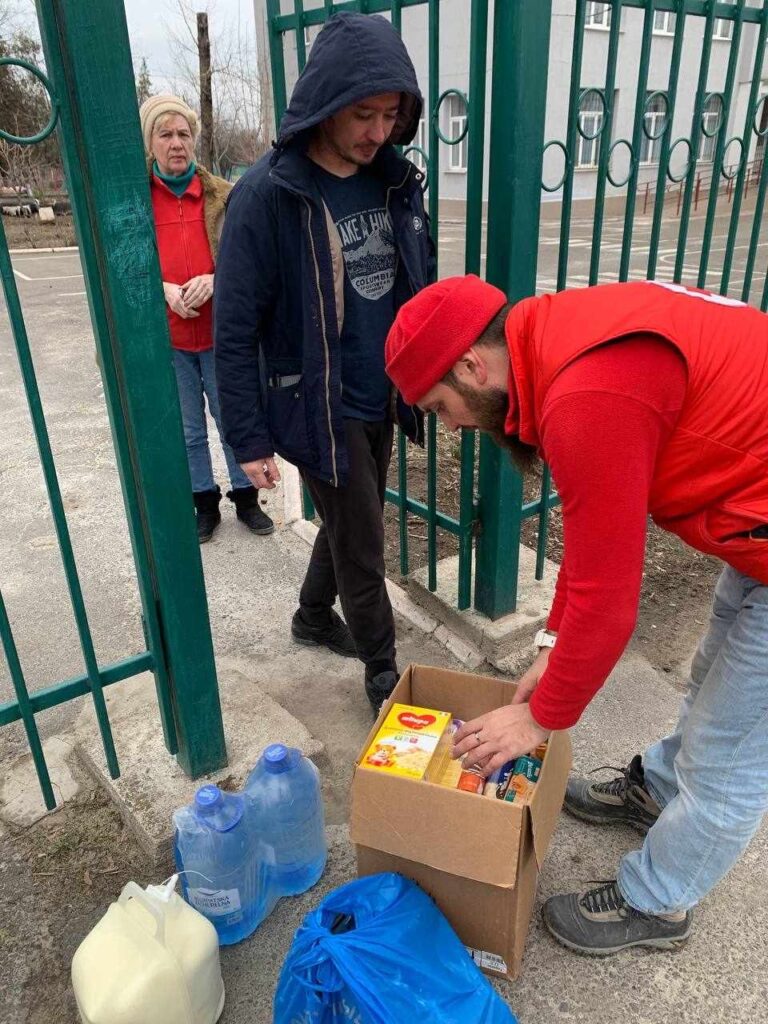 “Рятували людей, яких розстрілювали з гвинтокрила”: історія волонтера з Маріуполя Костянтина Бінковського