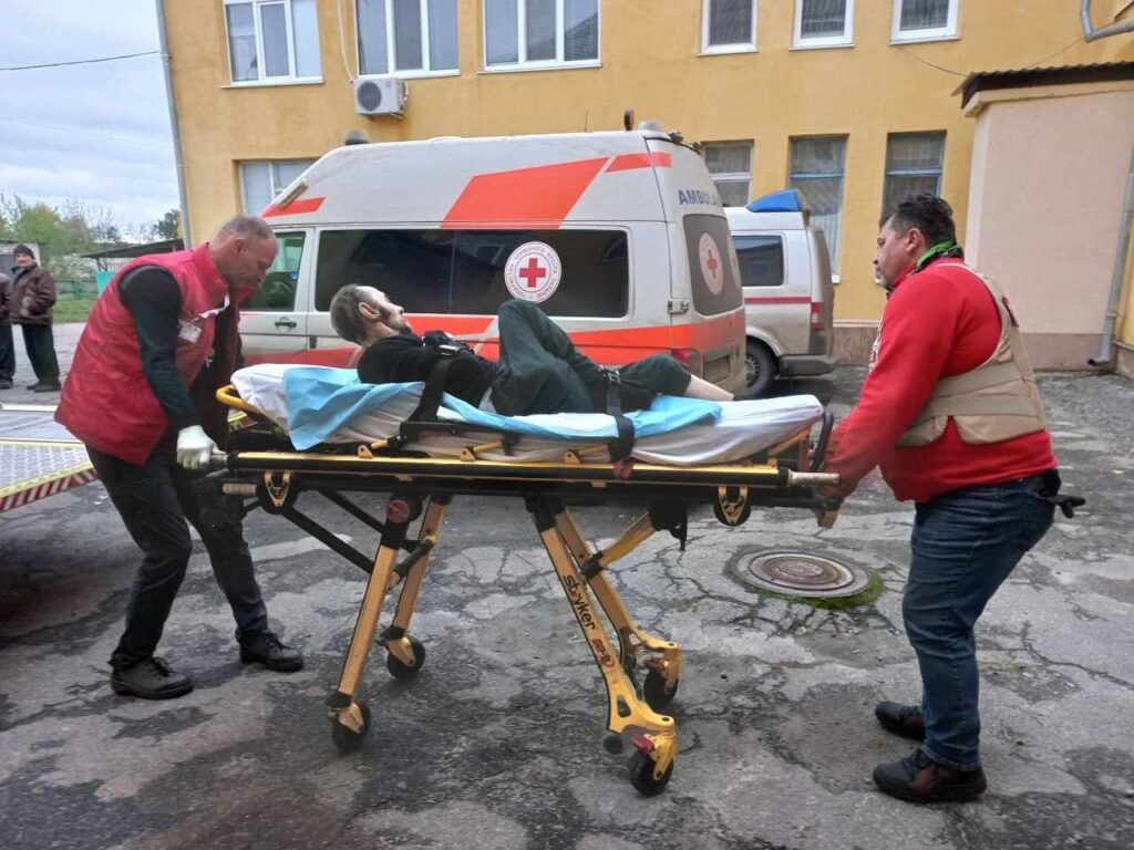 “Рятували людей, яких розстрілювали з гвинтокрила”: історія волонтера з Маріуполя Костянтина Бінковського