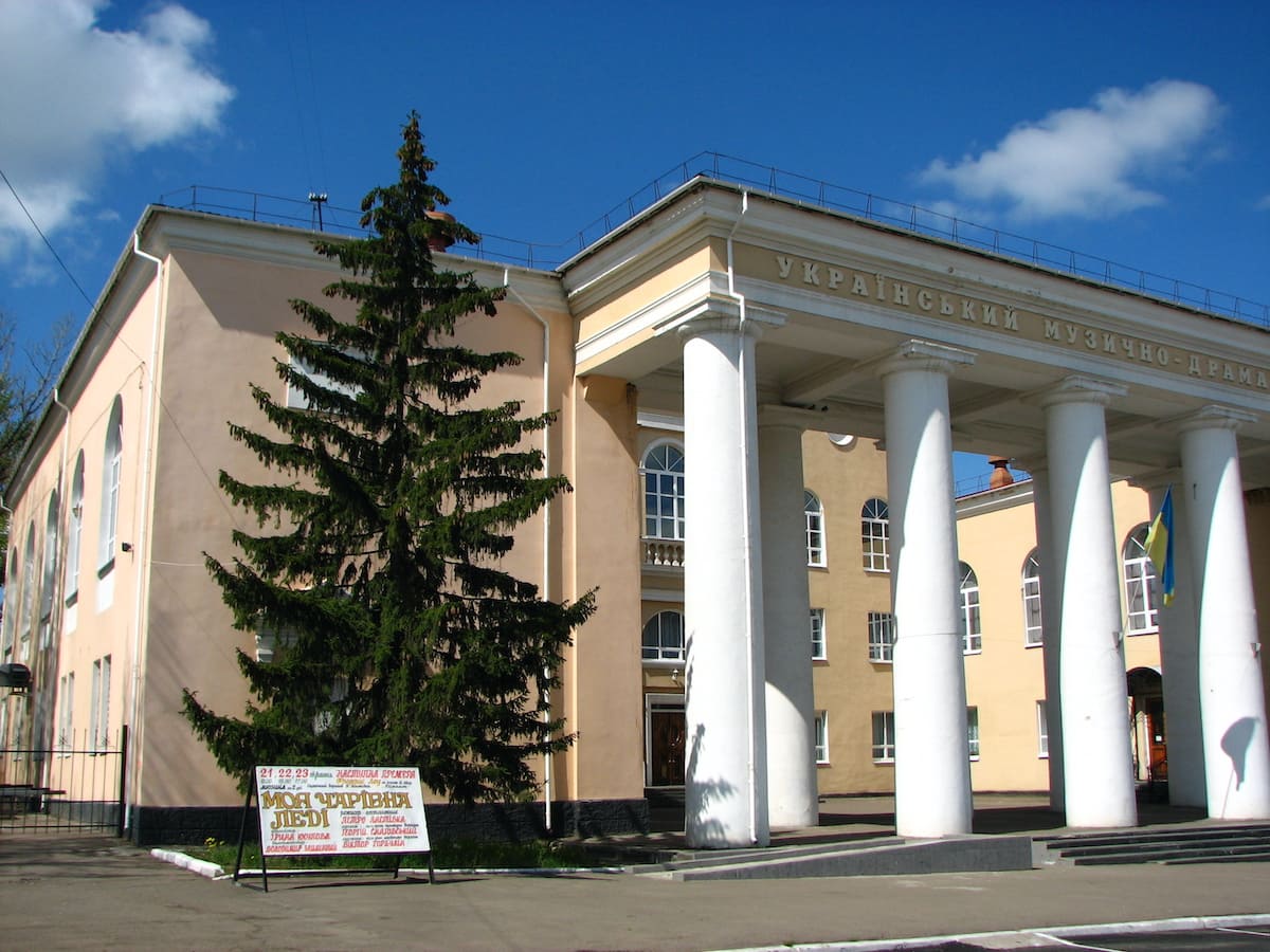 У Луганську окупанти прибрали слово &#8220;український&#8221; з фасаду драматичного театру