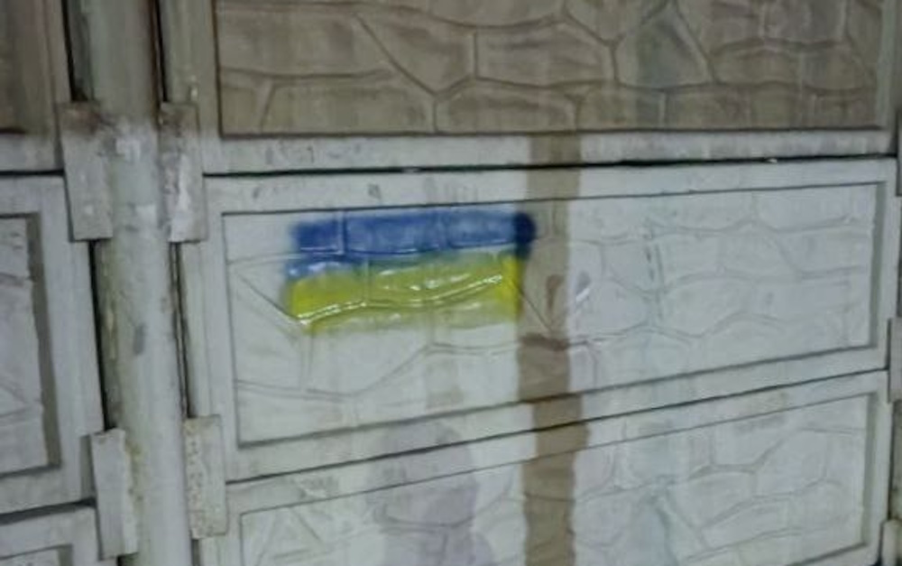 Активісти руху “Жовта стрічка” намалювали десятки українських прапорів в окупованому Донецьку