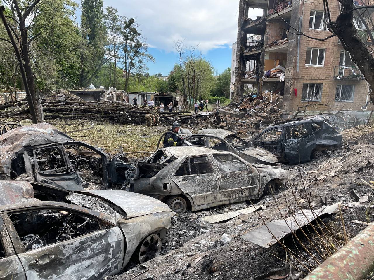 Влучання у п’ятиповерхівку в Києві. Опубліковано фотографії руйнувань