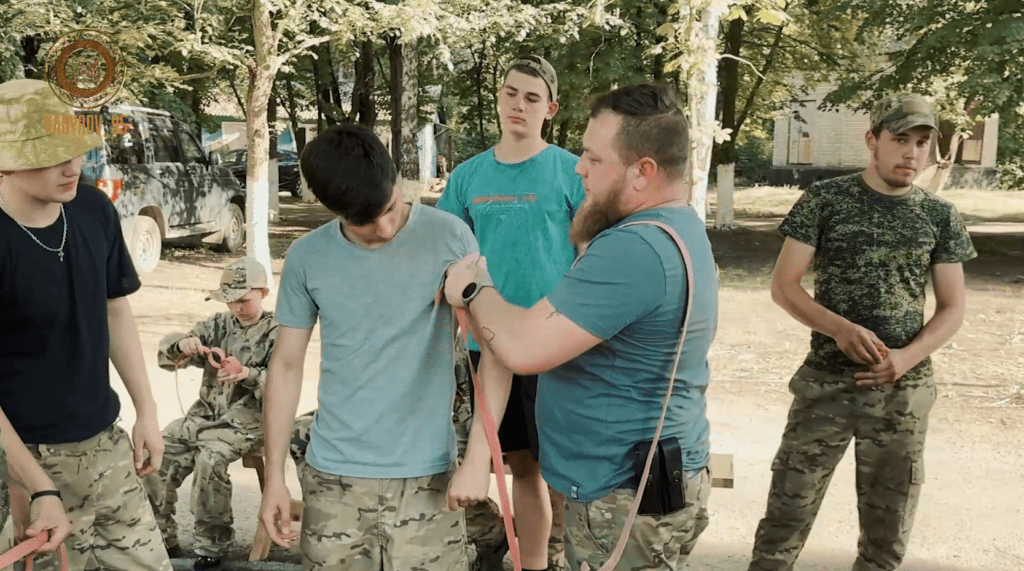 Вчилися стріляти та кричати “Аллаху акбар”. Діти з Луганська з’їздили до літнього військового табору кадирівців