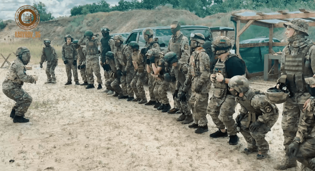 Вчилися стріляти та кричати “Аллаху акбар”. Діти з Луганська з’їздили до літнього військового табору кадирівців