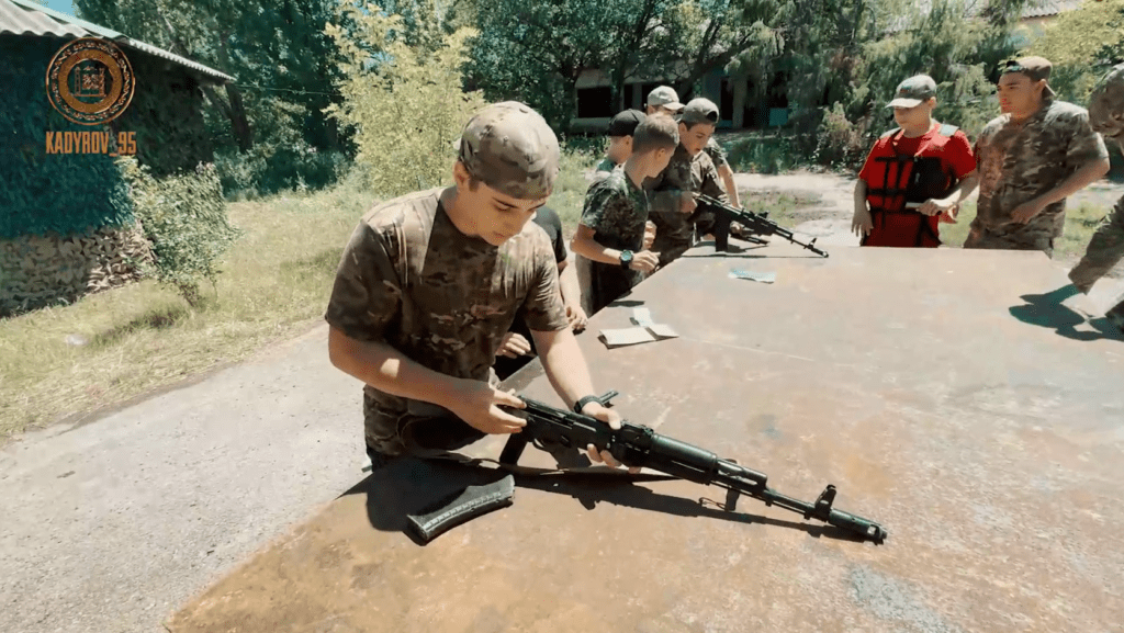 Вчилися стріляти та кричати “Аллаху акбар”. Діти з Луганська з’їздили до літнього військового табору кадирівців