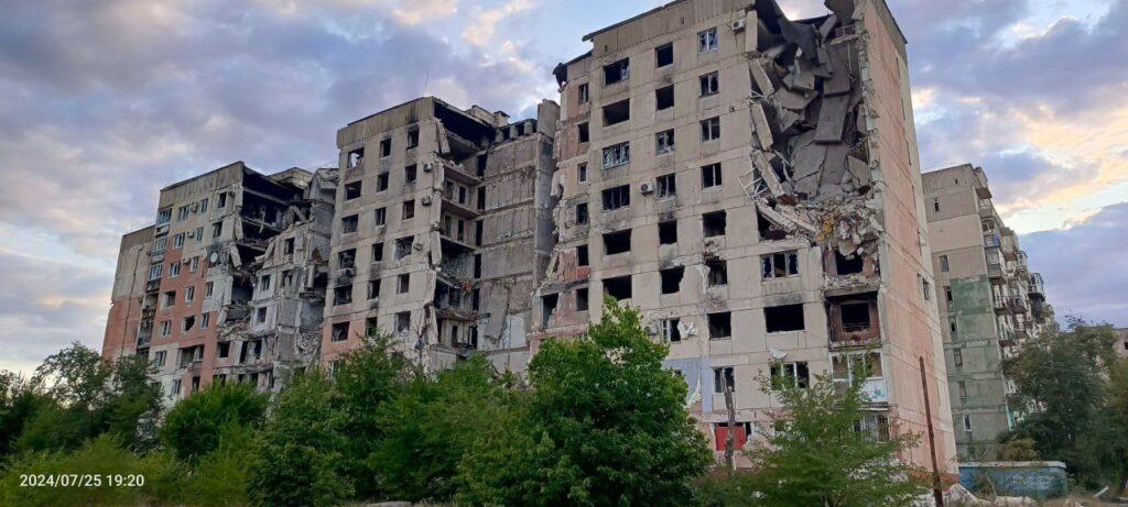 Частину пошкоджених будинків у Сєвєродонецьку не збираються ані зносити, ані ремонтувати. Опубліковано фотографії