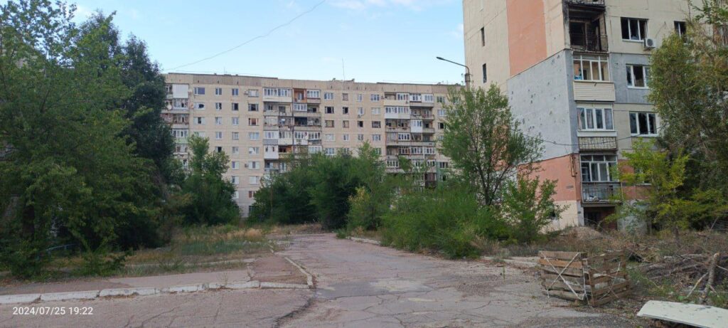 Частину пошкоджених будинків у Сєвєродонецьку не збираються ані зносити, ані ремонтувати. Опубліковано фотографії