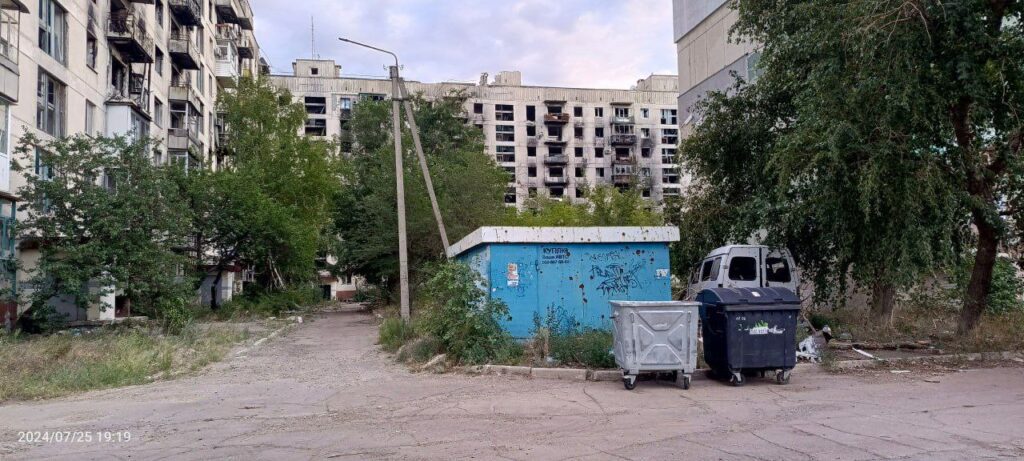 Частину пошкоджених будинків у Сєвєродонецьку не збираються ані зносити, ані ремонтувати. Опубліковано фотографії
