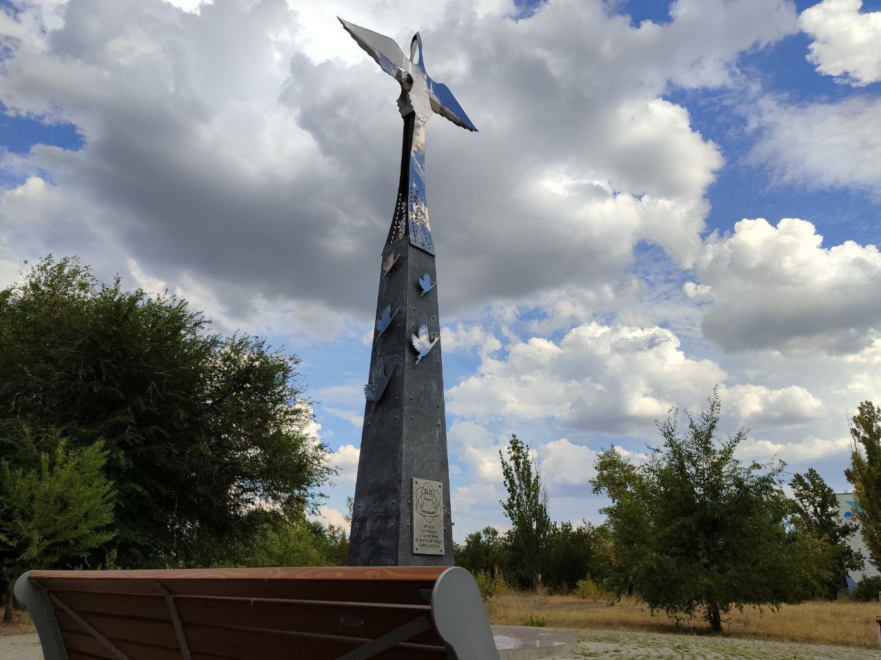 В окупованому Сєвєродонецьку &#8220;оновили&#8221; пам&#8217;ятник Чорнобильцям — прибрали табличку українською