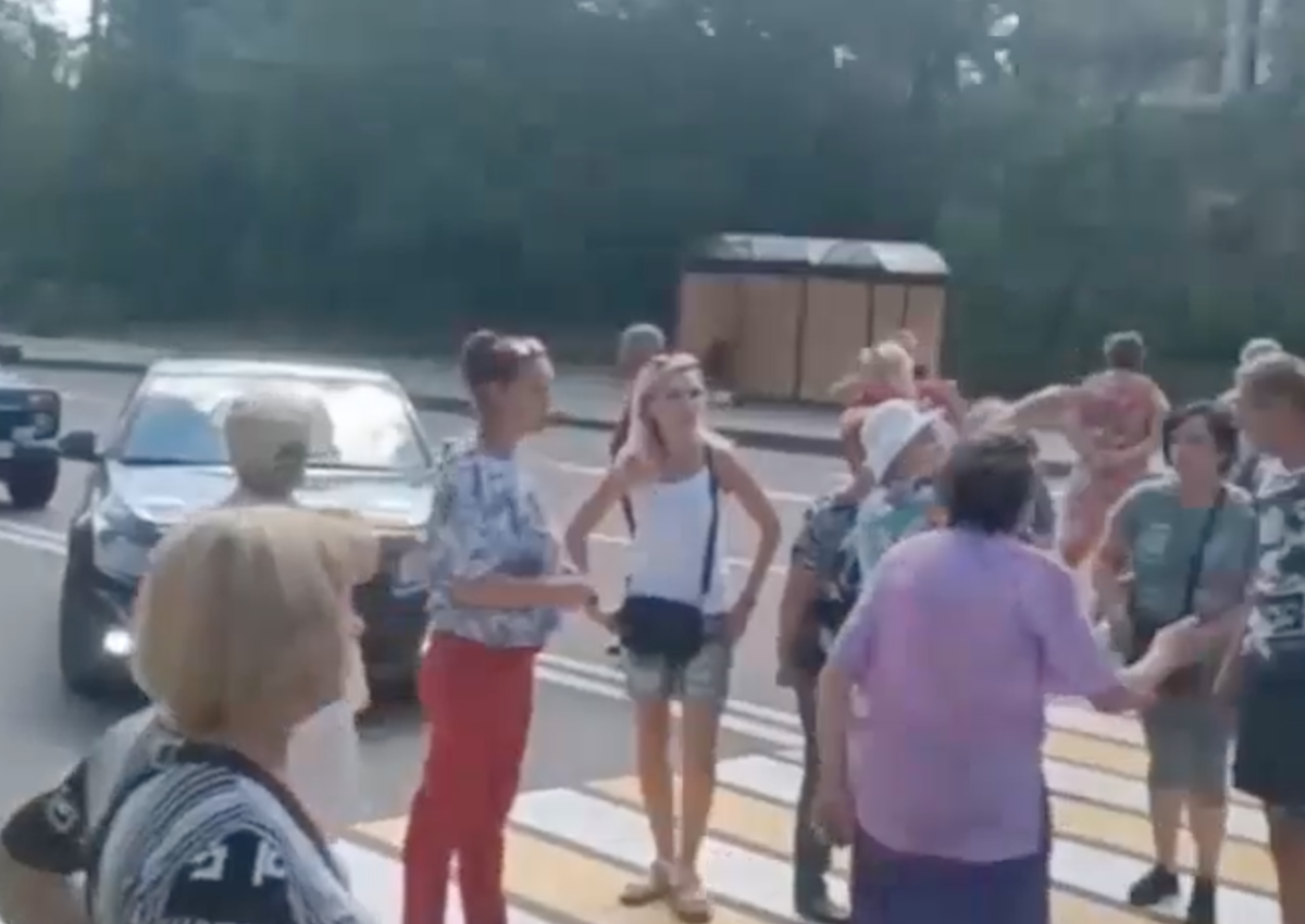 В окупованому Донецьку люди перекрили дорогу через проблеми з водопостачанням. Опубліковано відео