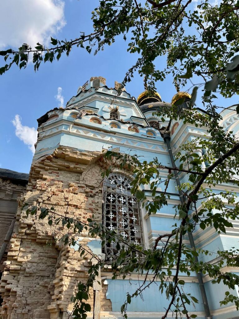 Пережив німецьку окупацію, а росіян не пережив. Опубліковані фотографії храму ПЦУ, який зруйнували російські снаряди