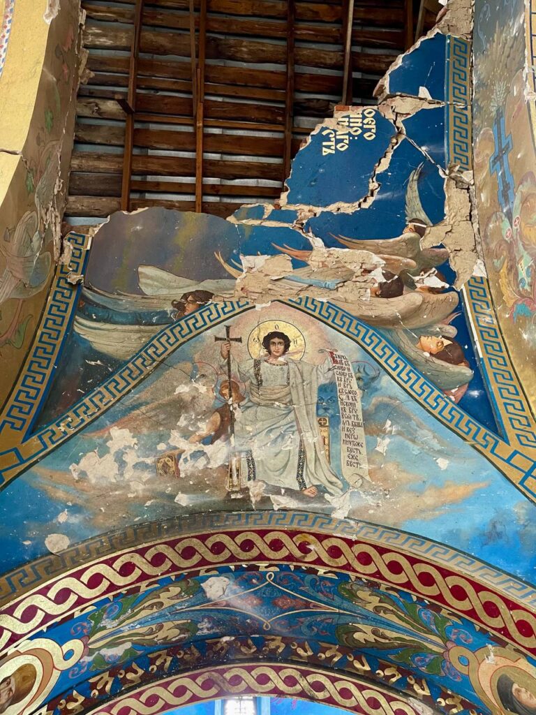 Пережив німецьку окупацію, а росіян не пережив. Опубліковані фотографії храму ПЦУ, який зруйнували російські снаряди