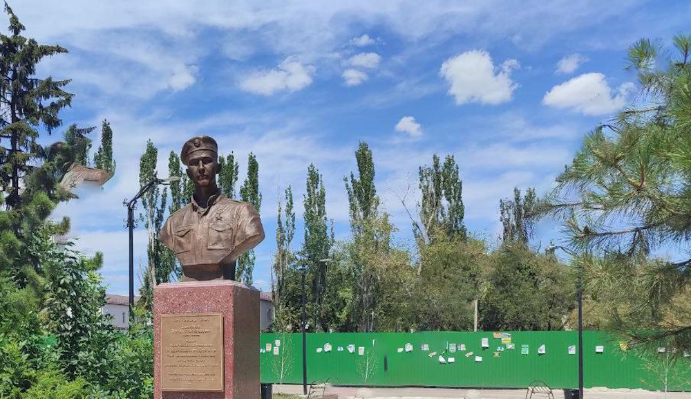 У Маріуполі встановили пам’ятник російському військовому, який нищів місто