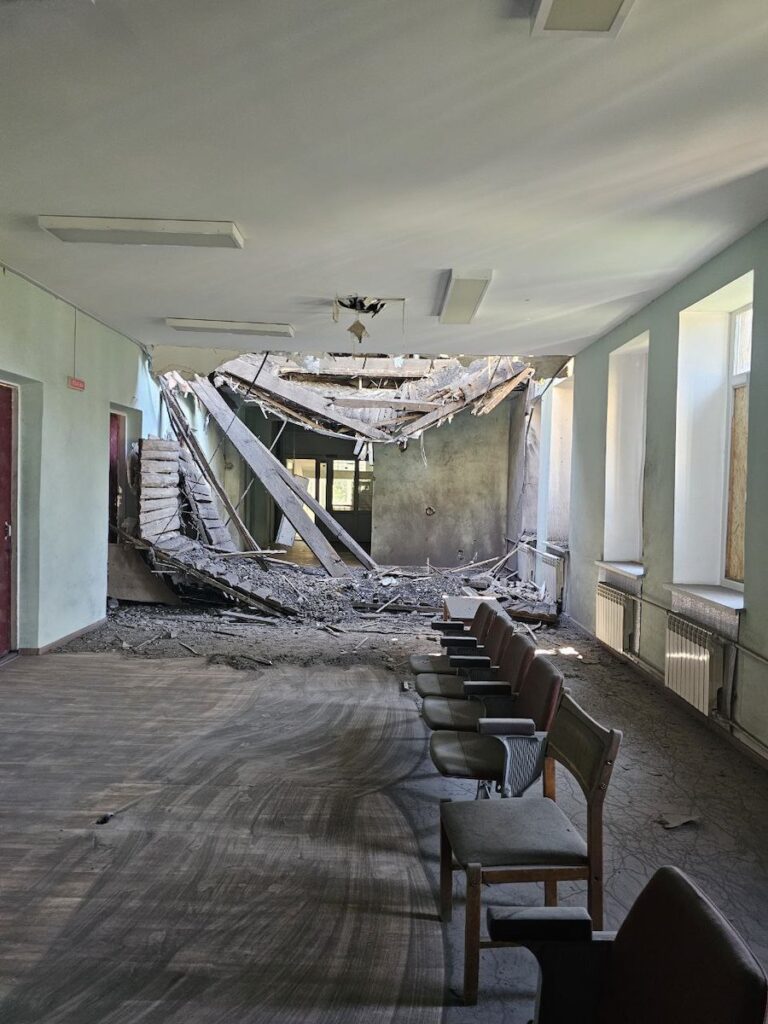 У Кремінній прогриміли вибухи, окупанти заявили про “прильоти” по лікарні. Опубліковано фото