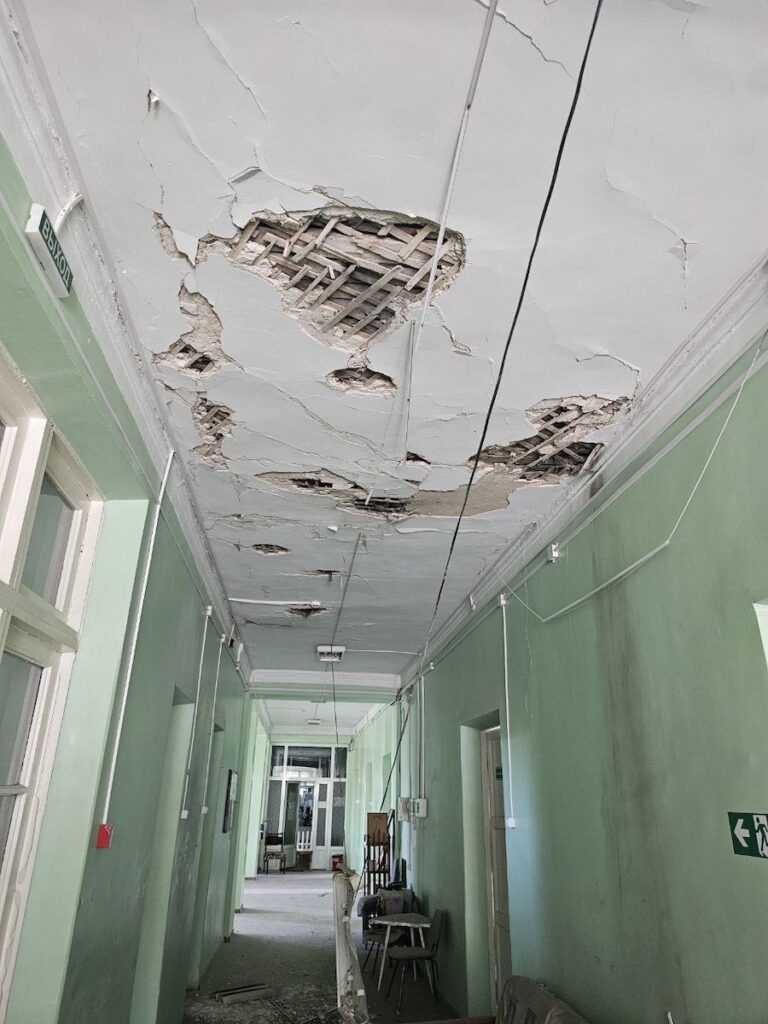 У Кремінній прогриміли вибухи, окупанти заявили про “прильоти” по лікарні. Опубліковано фото