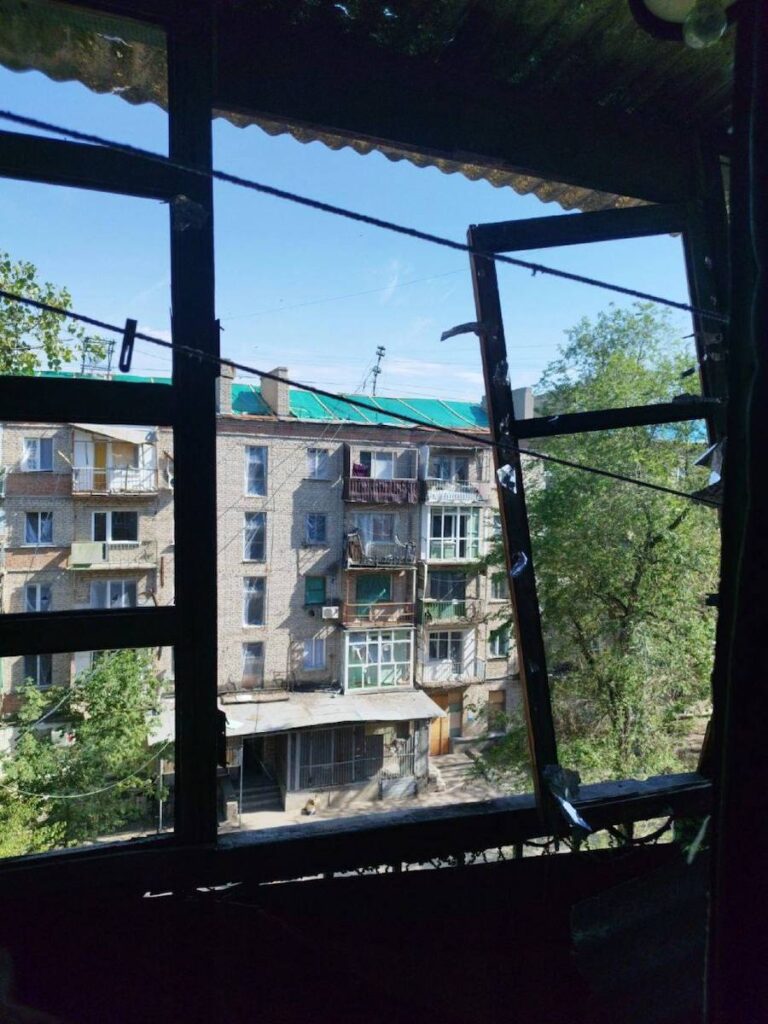 У Луганську окупанти кинули з відновленням мешканців багатоповерхового будинку, куди впала російська ракета