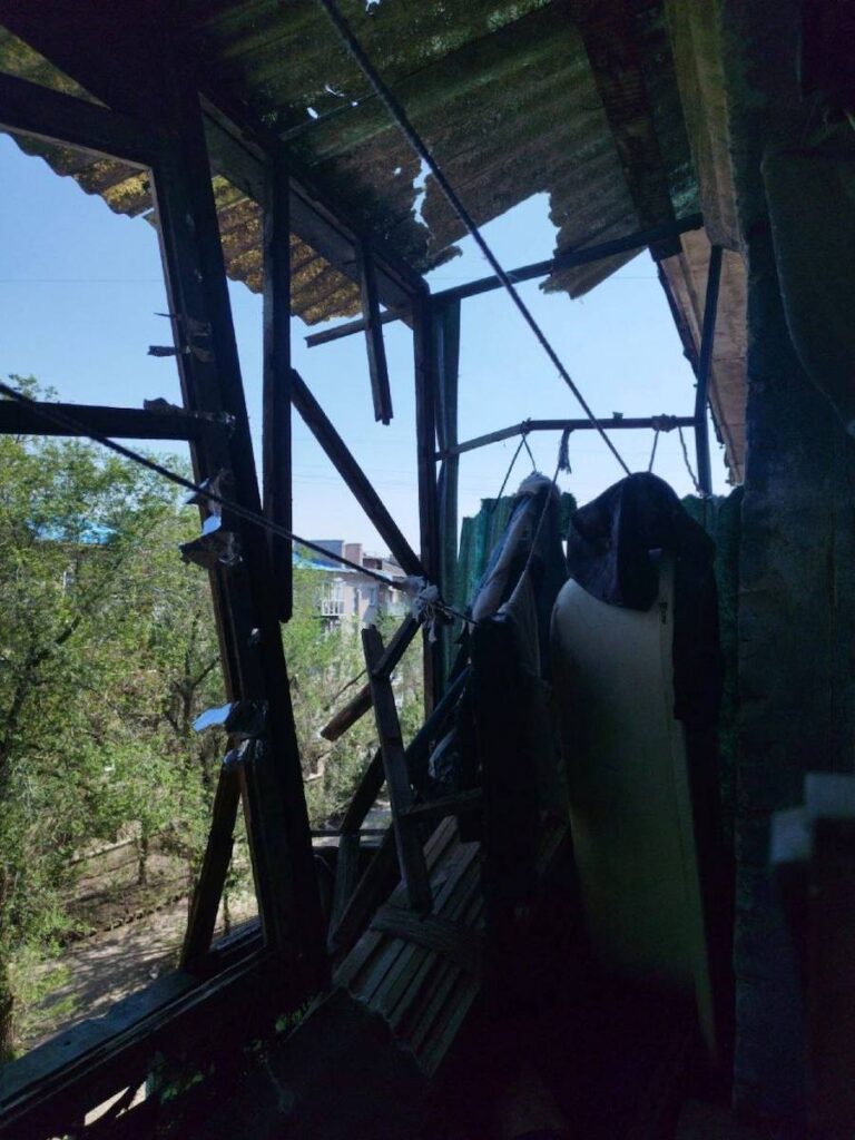 У Луганську окупанти кинули з відновленням мешканців багатоповерхового будинку, куди впала російська ракета