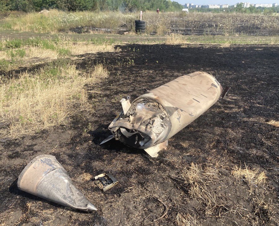 У Луганську показали уламки ракети, знайдені після ранкового удару по окупантах