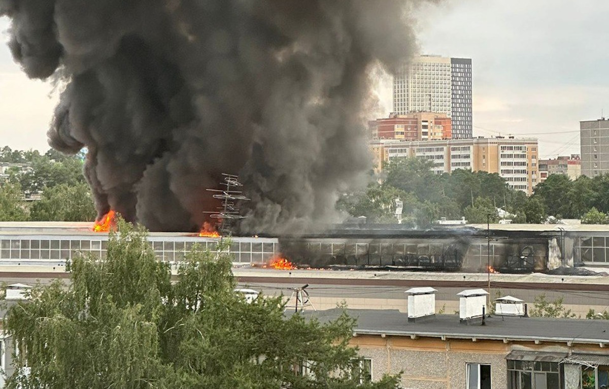 У російському Єкатеринбурзі почалася пожежа на оборонному заводі. Опубліковане відео з місця пожежі