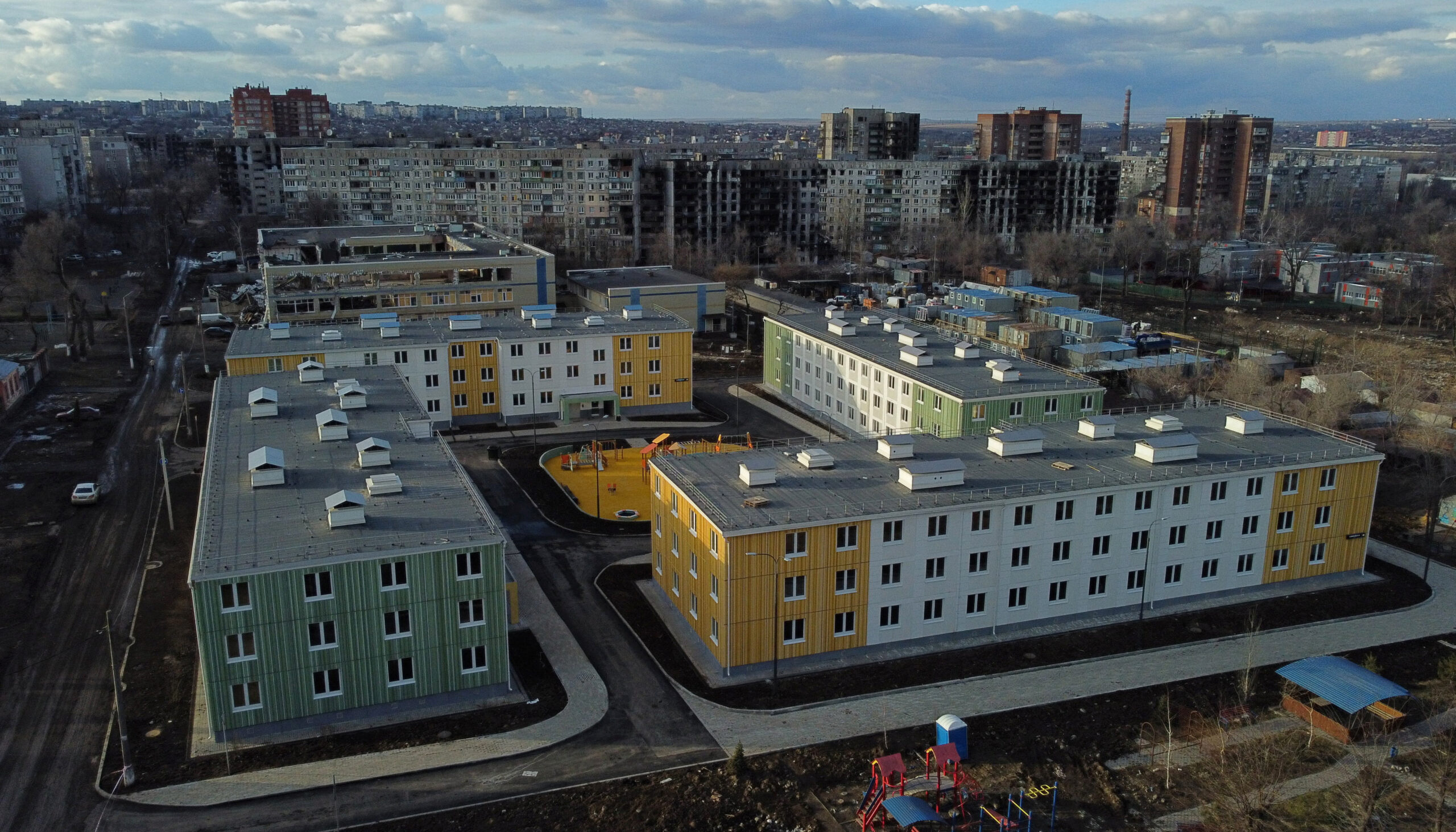 Колаборанти у Маріуполі опублікували нові списки “безгоспного” житла. У мережі з’явились фото