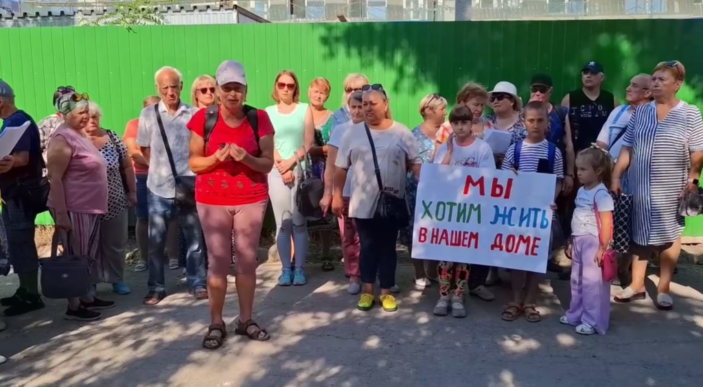 В окупованому Маріуполі люди вийшли на протест, бо окупанти “кинули” їх з житлом