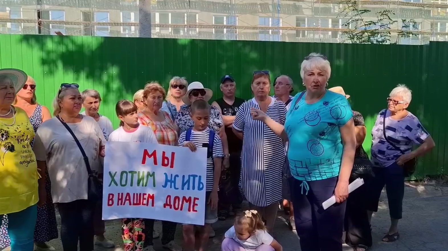 В окупованому Маріуполі люди вийшли на протест, бо окупанти &#8220;кинули&#8221; їх з житлом