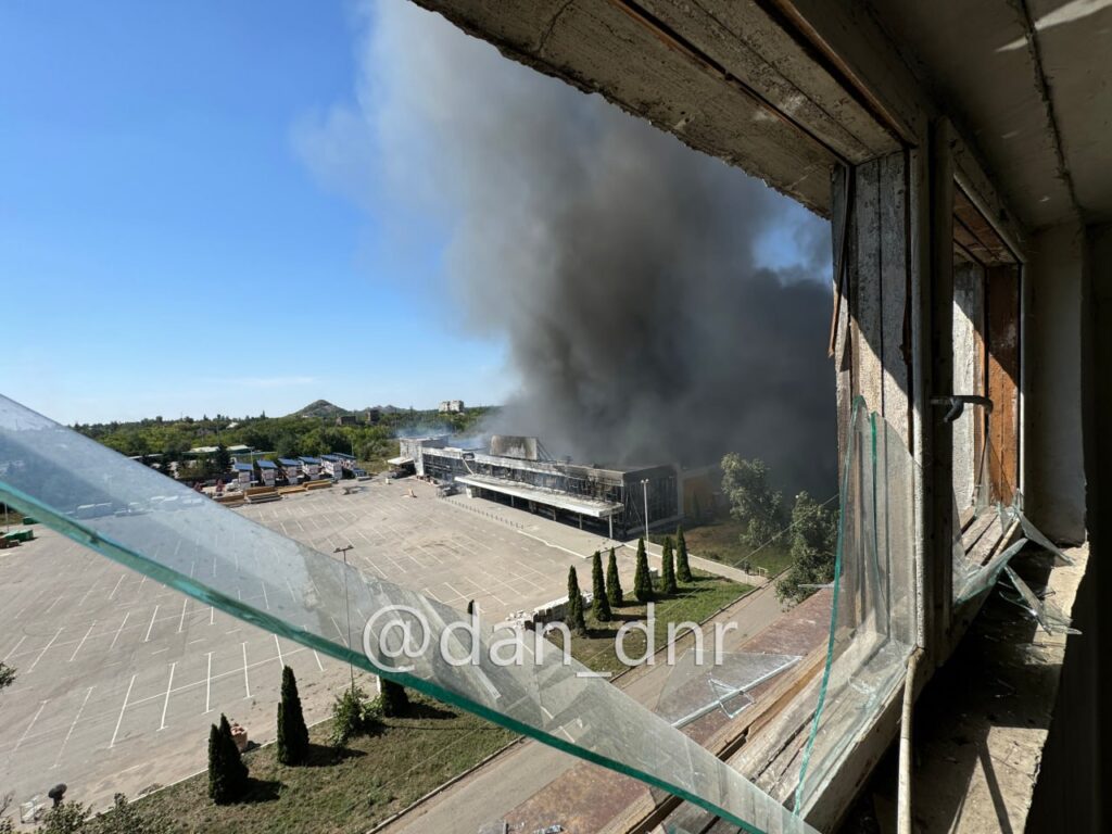 У Донецьку загорівся ТЦ “Галактика”. Опубліковані кадри пожежі