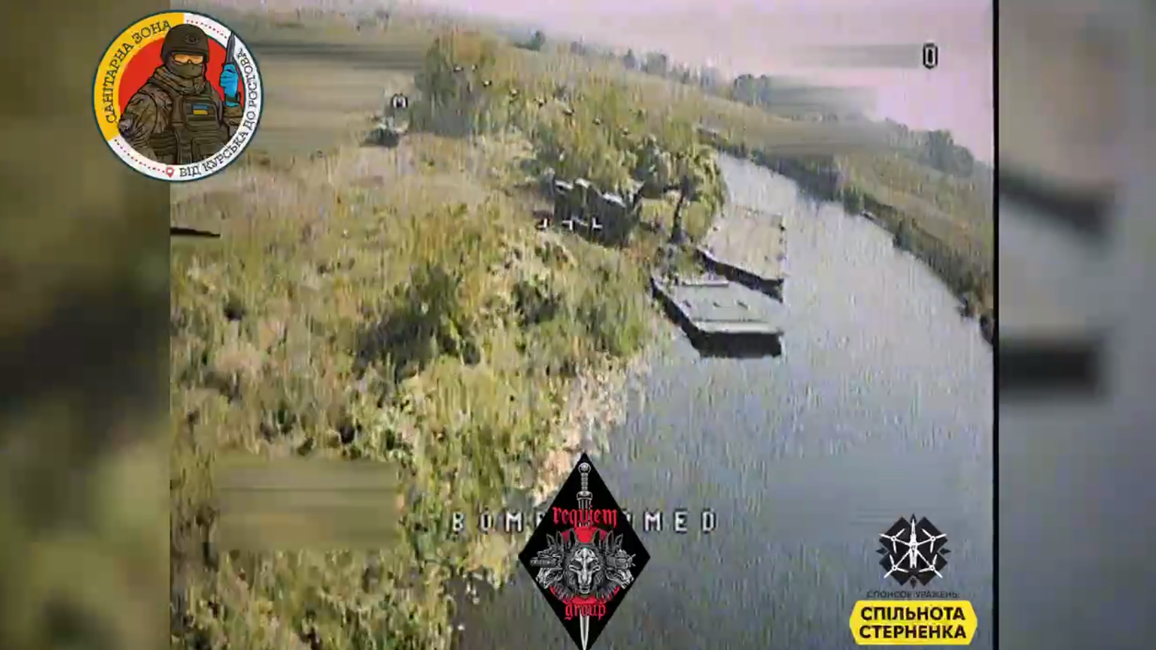 З&#8217;явилось відео, як FPV-дрон знищує інженерну техніку, яка будувала понтонну переправу через річку Сейм на Курщині