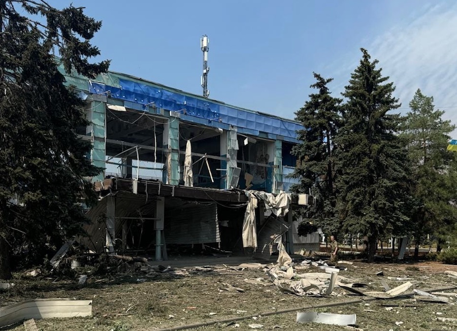 Окупанти скинули авіабомбу на Курахове. Зруйновано спортивний комплекс, є постраждалі