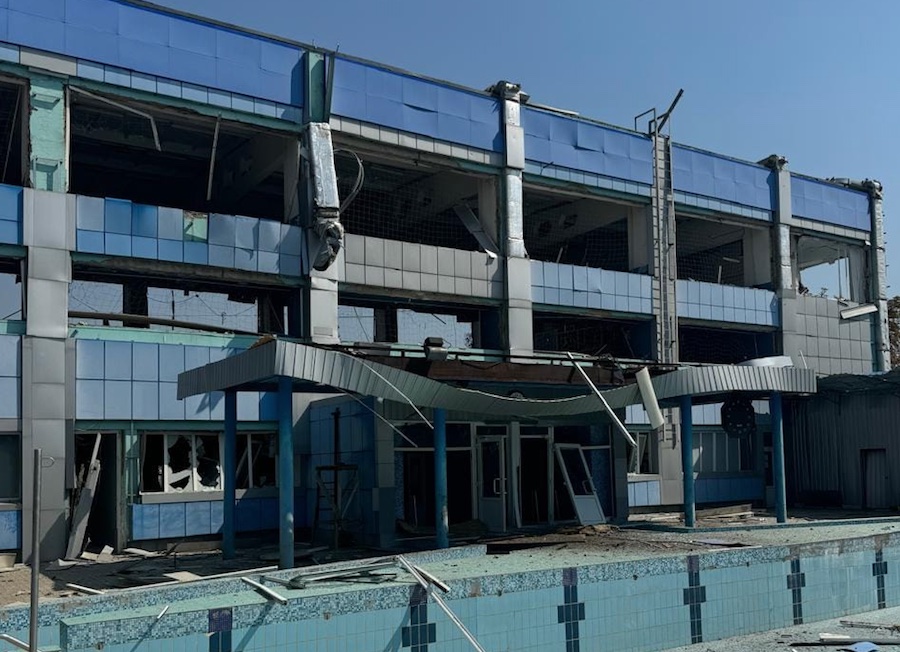 Окупанти скинули авіабомбу на Курахове. Зруйновано спортивний комплекс, є постраждалі