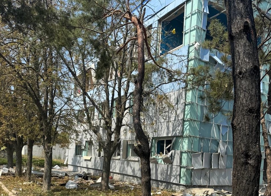 Окупанти скинули авіабомбу на Курахове. Зруйновано спортивний комплекс, є постраждалі