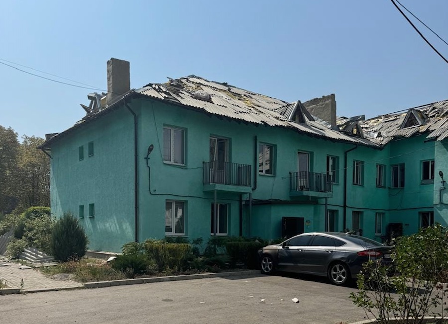Окупанти скинули авіабомбу на Курахове. Зруйновано спортивний комплекс, є постраждалі
