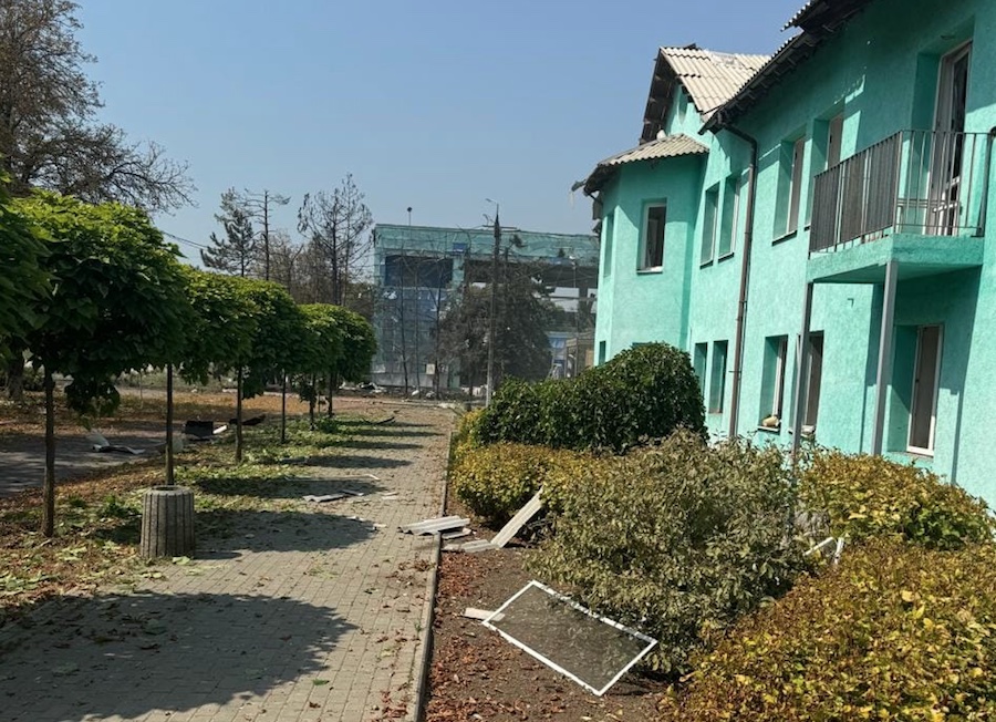 Окупанти скинули авіабомбу на Курахове. Зруйновано спортивний комплекс, є постраждалі