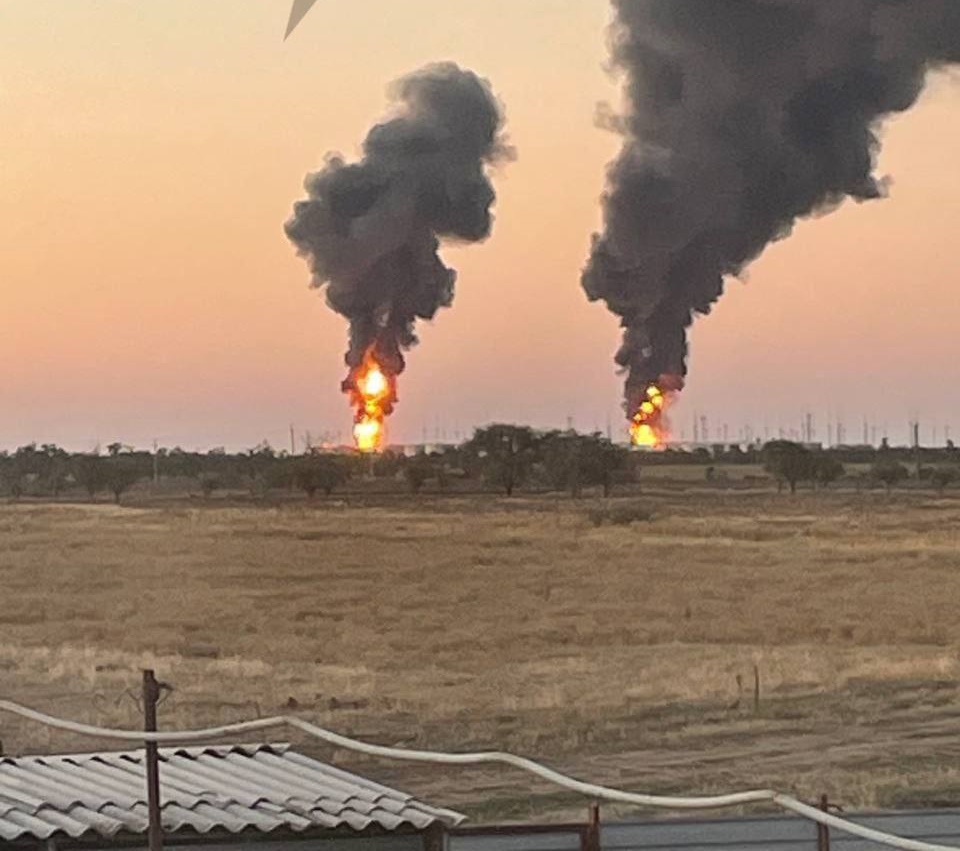 У Ростовській області другу добу не можуть загасити пожежу на нафтобазі. Опубліковані нові фотографії
