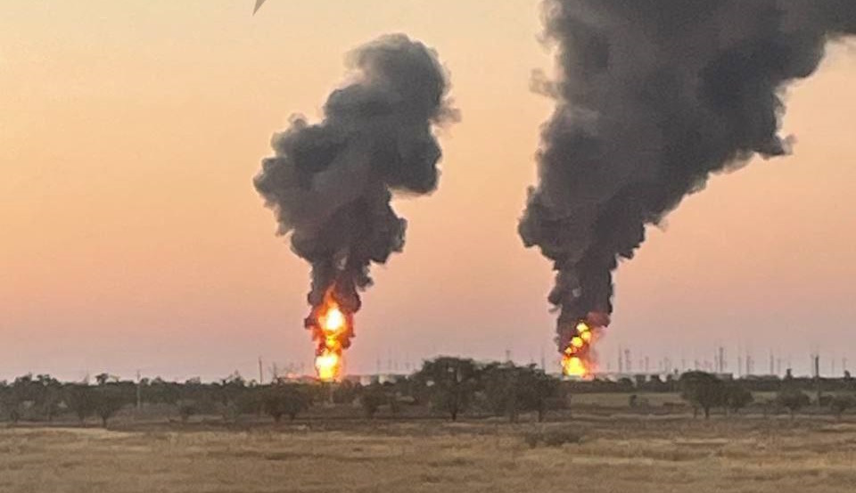 У Ростовській області другу добу не можуть загасити пожежу на нафтобазі. Опубліковані нові фотографії