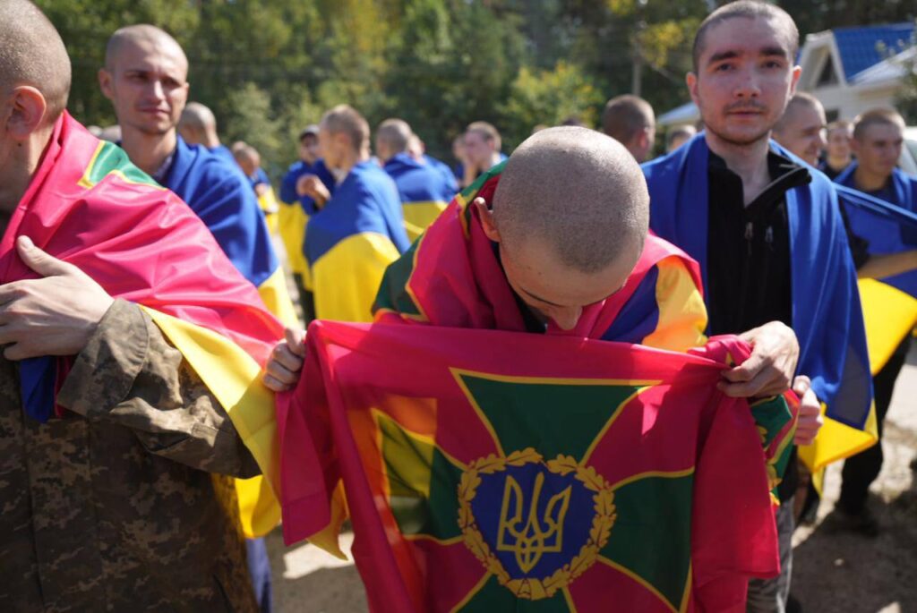 Додому повернулися 115 захисників України. Опубліковані зворушливі фотографії з обміну полоненими