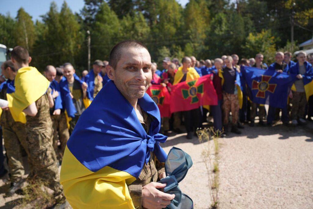 Додому повернулися 115 захисників України. Опубліковані зворушливі фотографії з обміну полоненими