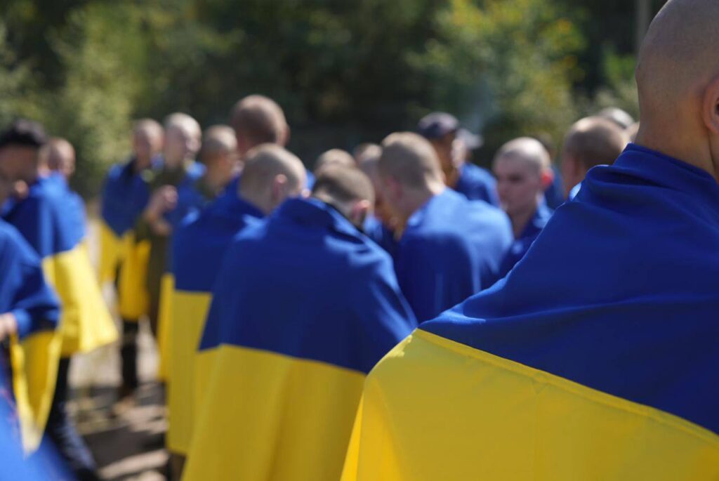 Додому повернулися 115 захисників України. Опубліковані зворушливі фотографії з обміну полоненими