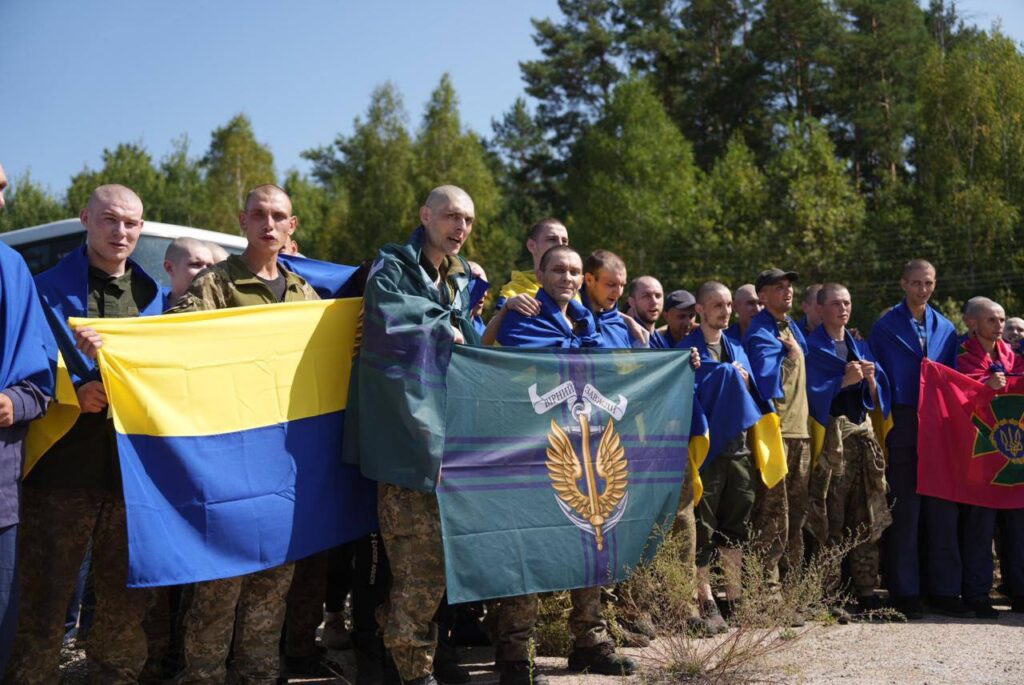 Додому повернулися 115 захисників України. Опубліковані зворушливі фотографії з обміну полоненими