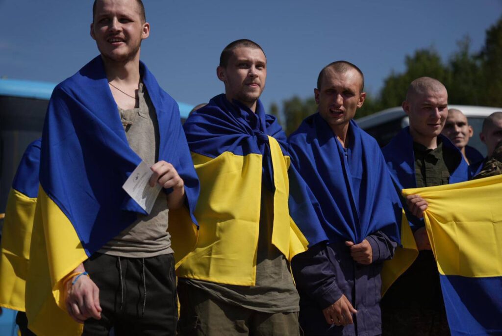 Додому повернулися 115 захисників України. Опубліковані зворушливі фотографії з обміну полоненими