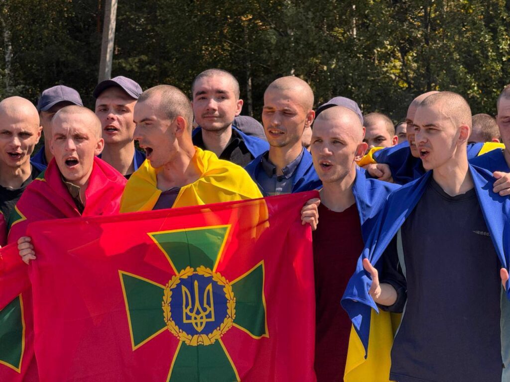 Додому повернулися 115 захисників України. Опубліковані зворушливі фотографії з обміну полоненими